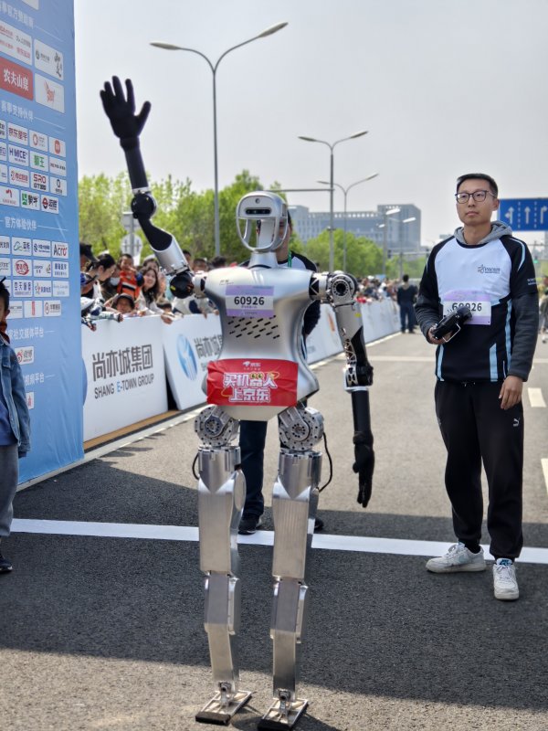 配资平台网站 人形机器人马拉松群像：董事长现场打广告、投资人找机会、机器人求验证