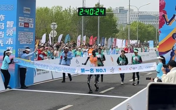 南京配资开户 目击机器人半马夺冠：换电三次，需领跑员引导