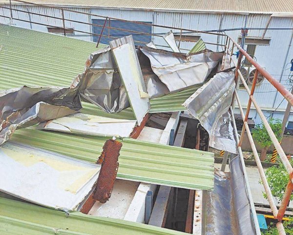 上海股票配资公司 赖清德拒绝让台军下乡救灾！台湾8旬老人爬屋顶修缮，跌下不治